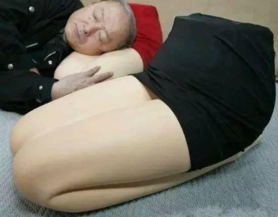 3、催眠美腿枕头:现代人的工作非常紧张,压力也比较大,利用工作间隙小憩几乎是很多人都愿意的事情。为此素来比较变态的大和民族如今又有了新发明——美腿枕头……它的使用方法很简单,放在办公室的桌子上就好了,据说这是专为男士们设计的,号称能得到更好的睡眠效果,谁知道呢?不过听说这产品一出,立刻就成为男士的热门礼品…有时候生产的东西是什么不重要,重要的是它有没有市场,看来日本对这种产品的需求量确实很大!