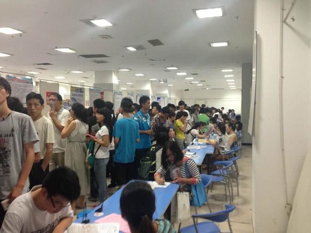 工厂两班倒难招人,经理用这招让员工排队进厂