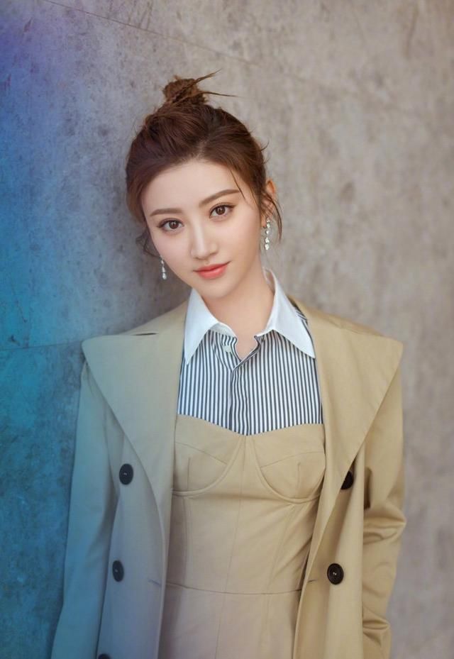 景甜风衣配短裤秀美腿,内衣外穿好大胆,网友:张