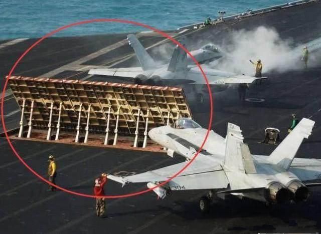 辽宁号舰载机起飞时,尾部为何竖起一块板,真正