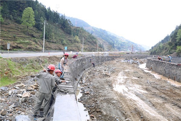 刘根林) 4月8日,记者在贵州黎平县九潮镇防洪堤建设8公里的工地上看到