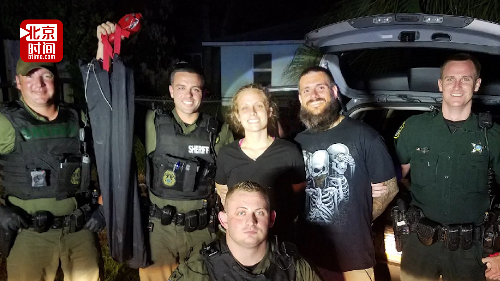 美国雌雄大盗被抓 拍照时竟问:我能微笑吗?