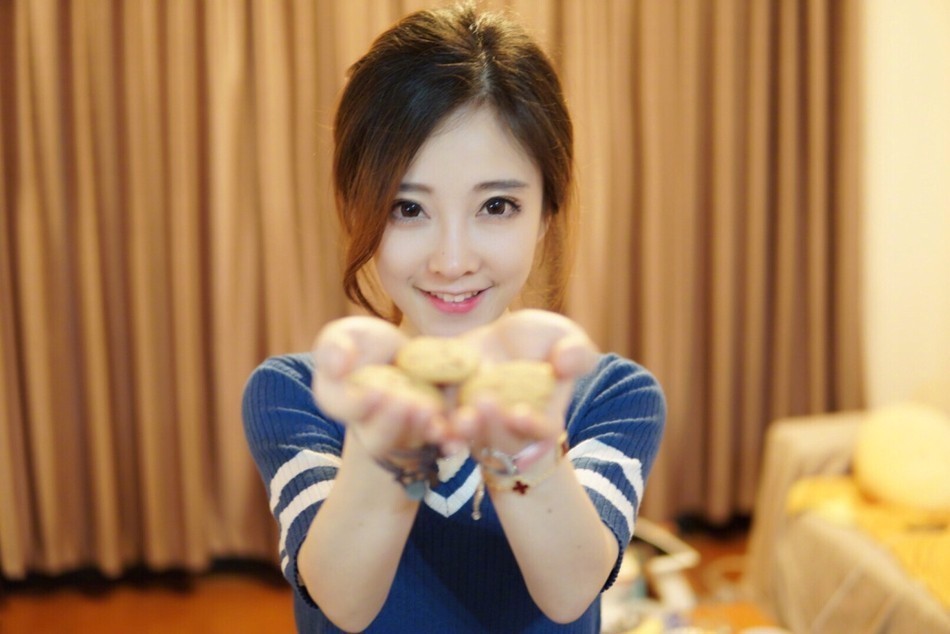 不只会唱歌！美女主播冯提莫亲手做饼干送粉丝