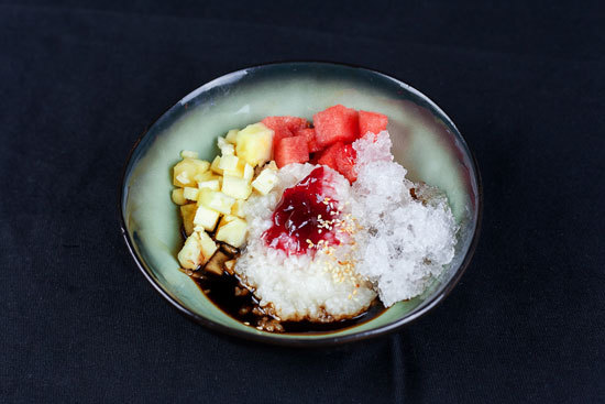 胡九小吃融合了各国各地特色美食,配上冰稀饭,凉米线等云南本地特色