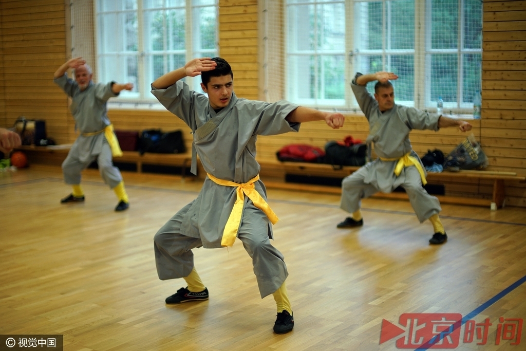 当地时间2016年7月27日，德国柏林，在柏林一座中学的体育馆里，柏林少林文化协会的会员们在会长赫尔曼女士带领下练功。