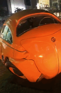 搞笑段子: 路过一理发店,一女的跟我挤眉弄眼.