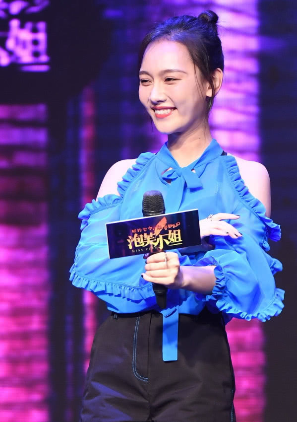 孙骁骁的衣服也太透了,里面的黑色都看到了,网