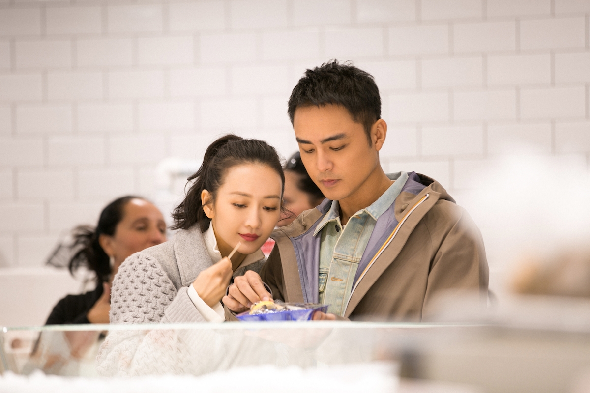 王鸥挽明道手臂逛市场小鸟依人 甜蜜似真情侣