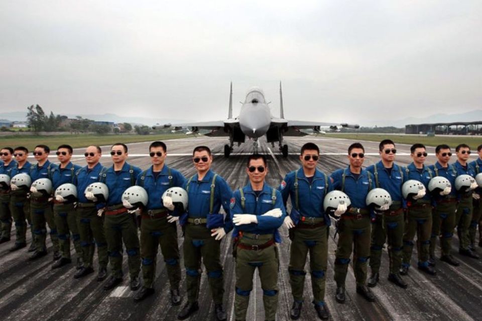 战机飞行员的薪资真的很高吗,收入可能会让你