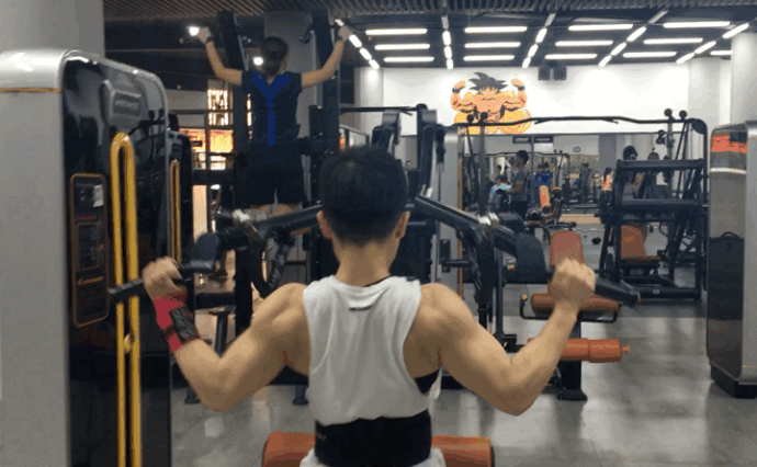 很多人不知道，从田径能手变成健美“小子”，孙婧琪的启蒙老师竟是2011年香港健美锦标赛70kg级冠军胡灿。为了家庭责任，也为了能将健身健美这个毕生的生活方式和参加比赛进行到底，胡灿在获奖后回到家乡湖南岳阳开办健身房，就是在这里，他发现了孙婧琪这根“好苗子”。