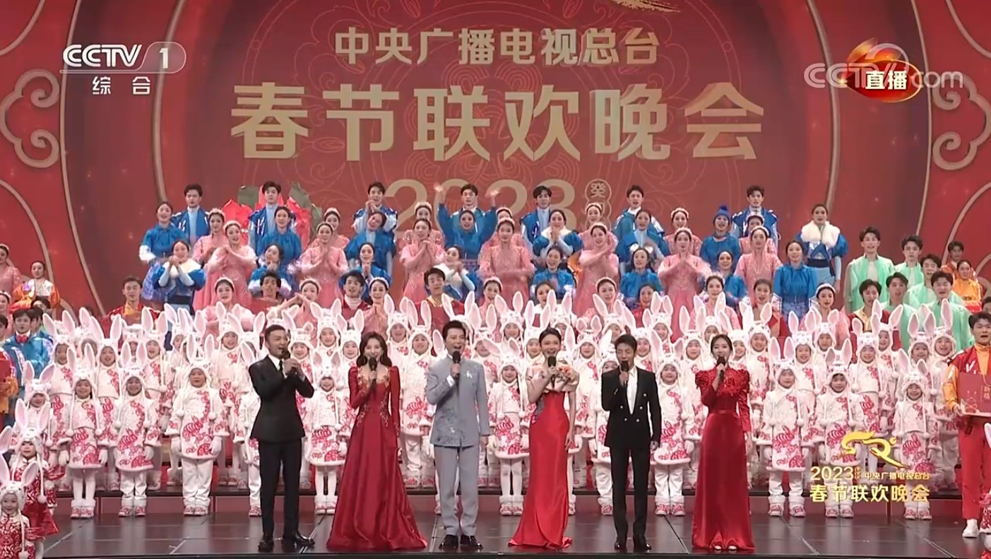 兔年央视春晚主持阵容全亮相，28岁的她是唯一的新面孔_北京时间