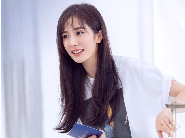 杨幂新开节目专门搭配衣服,但网友却觉得很尴