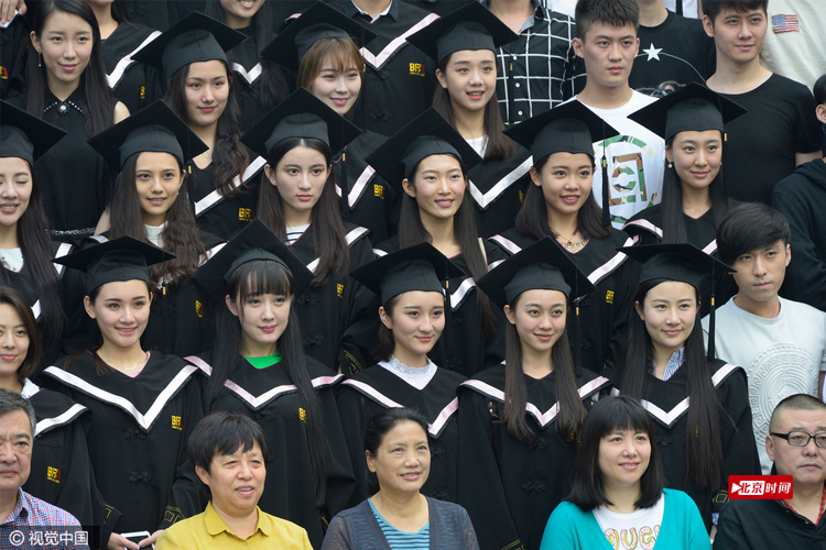 帅哥美女如云!北影举办2016届本专科毕业典礼