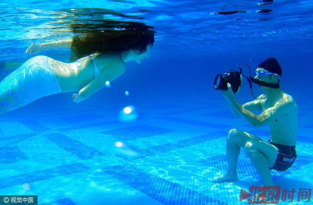 刘学文坦言，为了拍好水下照片，他又购买了专用的水下摄影防水罩，随着不断的练习，他的“水下功夫”日臻成熟。“我的水下照片很受周围的朋友们喜欢，很多帅哥美女都争着要给我当模特呢！”