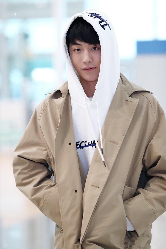 韩国男星南柱赫在仁川机场街拍,身穿风衣搭配