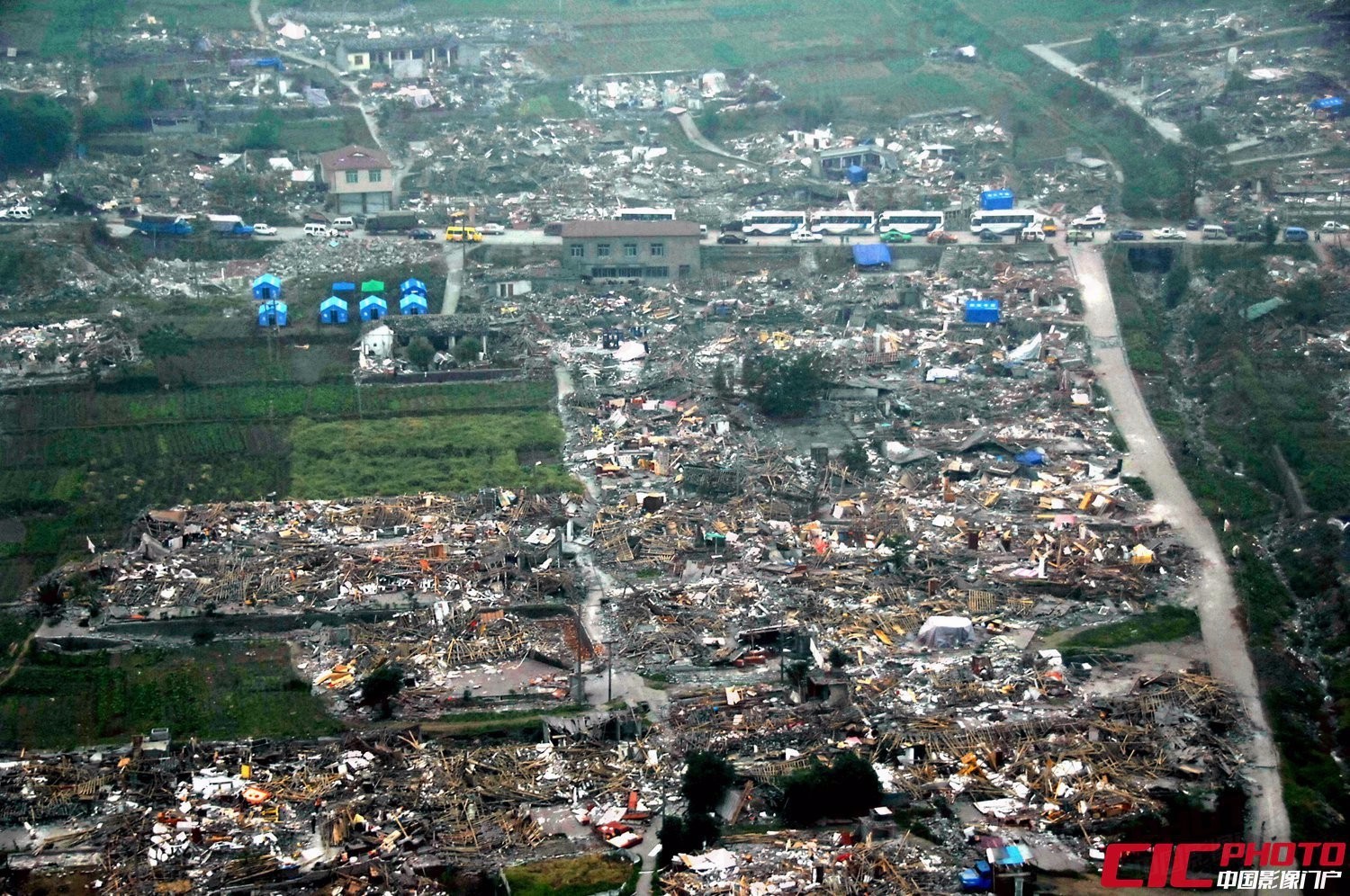 供图)2008年5月16日航拍灾区被损毁的房屋和被堵在公路边上的救援车辆