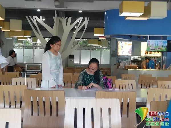 苏州大学志愿者走访考研机构 了解考研形势