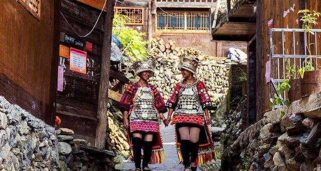 贵州有个苗寨, 姑娘只穿短裙子, 谷仓建在水塘中