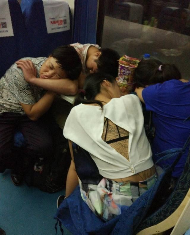 一看也是个有故事的人，我要不要提醒下美女，毕竟这么多人看着呢