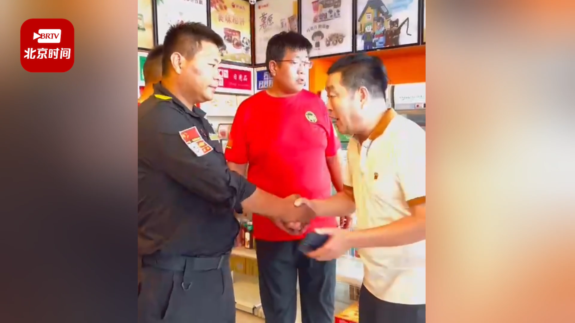 涿州一村民花10万为救援队车辆冲锋舟加油：尽微薄之力，不能让人家寒了心！