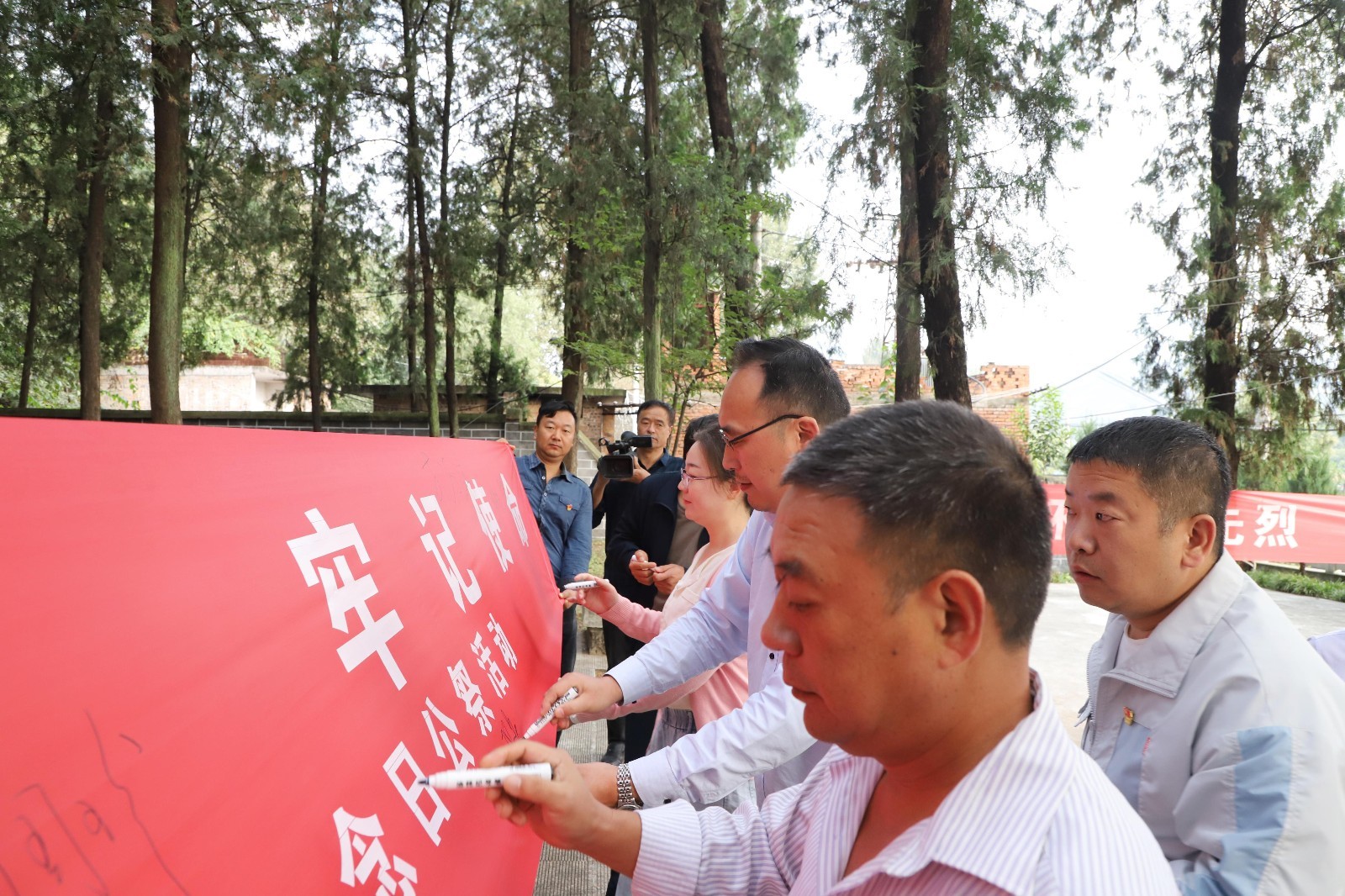 西峡县桑坪镇:不忘初心 祭奠烈士(图2) 西峡县桑坪镇:不忘初心 祭奠烈士(图2)
