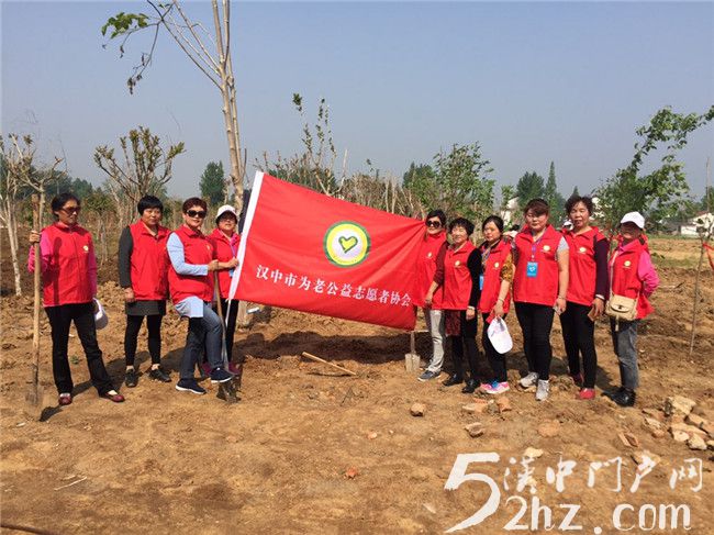 老公益志愿者协会到东方老年公寓开展公益活动