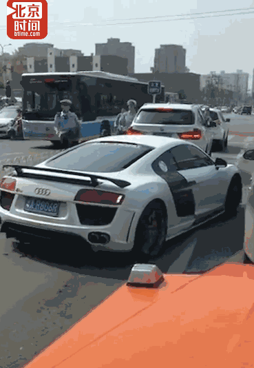 注意这辆车!北京街头奥迪超跑冲卡撞翻交警!民