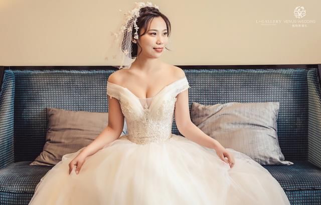 女排队长朱婷去河南参加闺蜜婚礼!大长腿亮了