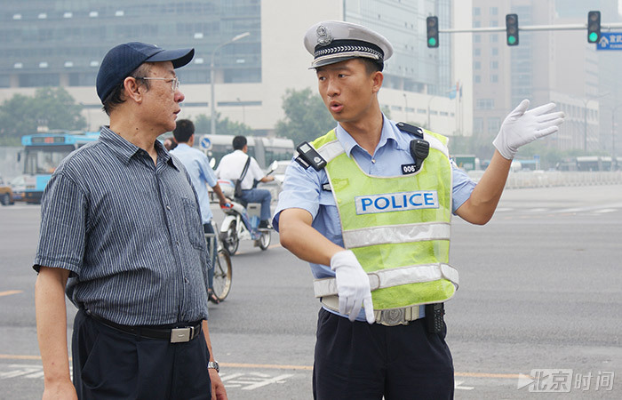 曹毅在西单路口与群众交流