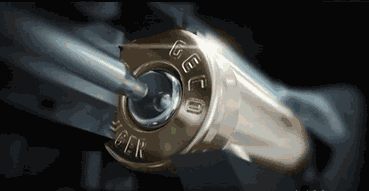 中间:9x19mm包铜中空弹(空尖弹) 右侧:9x19mm -可能是某种信号弹 子弹