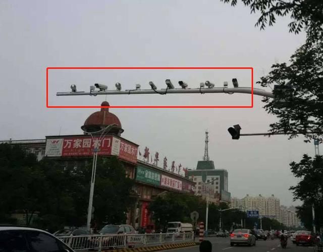 经过红绿灯的时候,摄像头闪了一下,这是被拍到