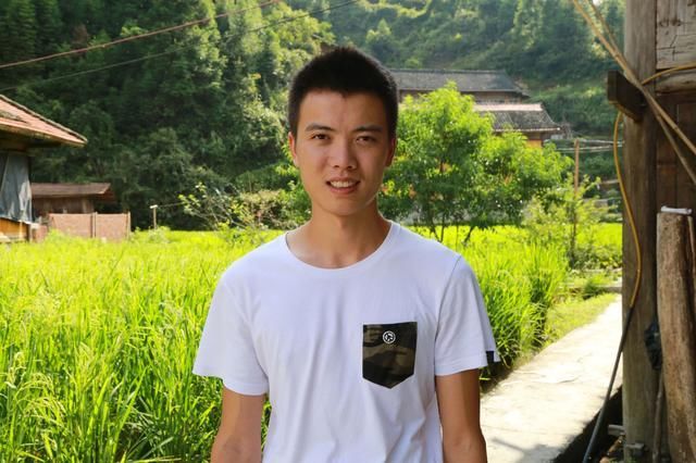 仅靠拍摄短视频,这个农村小伙月入4万