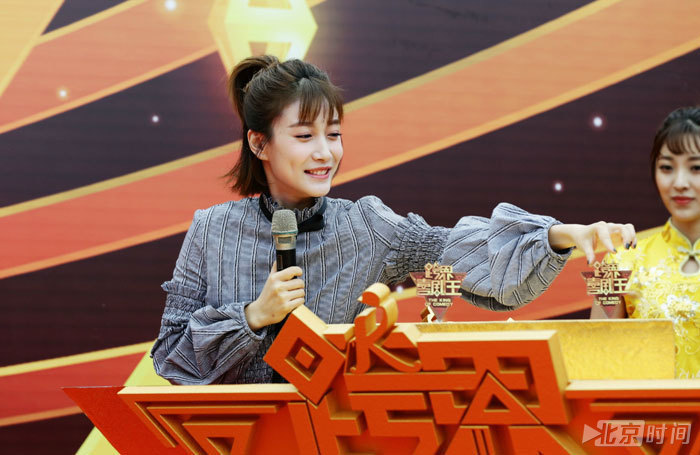 "国民闺女"关晓彤走红毯 "逆天大长腿"十分吸睛