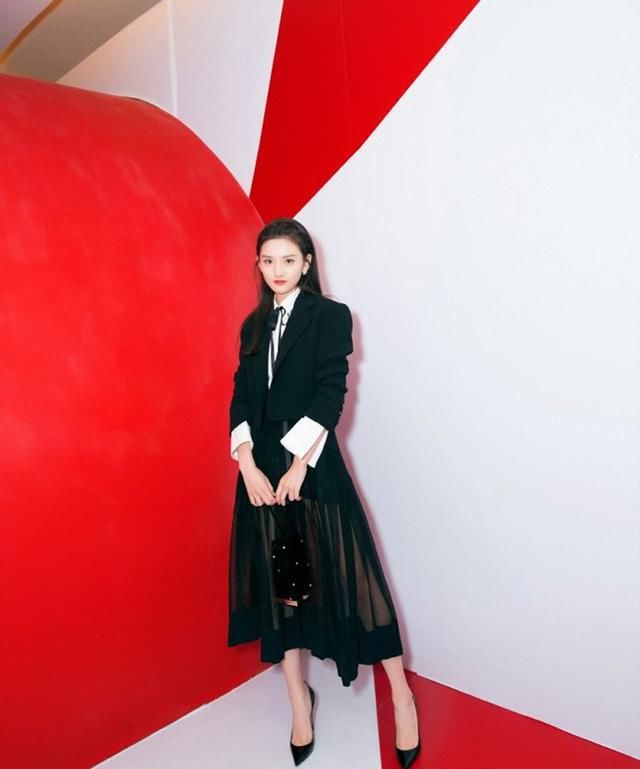 20岁宋祖儿撞衫26岁迪丽热巴,年龄差了6岁,气