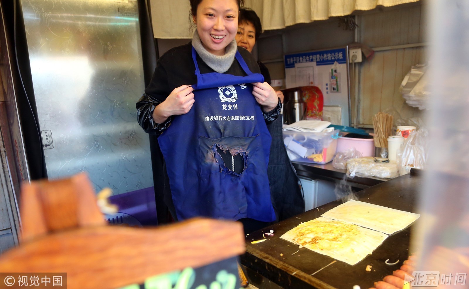 名校毕业放弃过万高薪工作 90后女孩路边烤冷