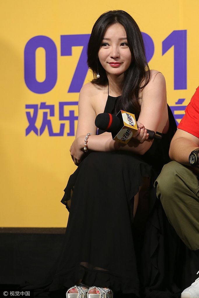 7月17日,柳岩现身某发布会,穿黑衣露香肩,和戏中男友乔杉玩闹.