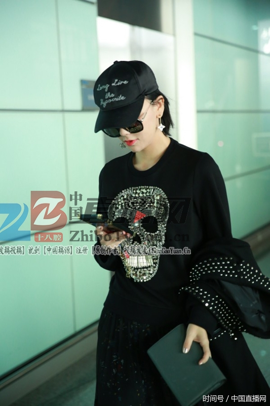 吕佳容机场频刷街 不同LOOK诠释斩男搭配