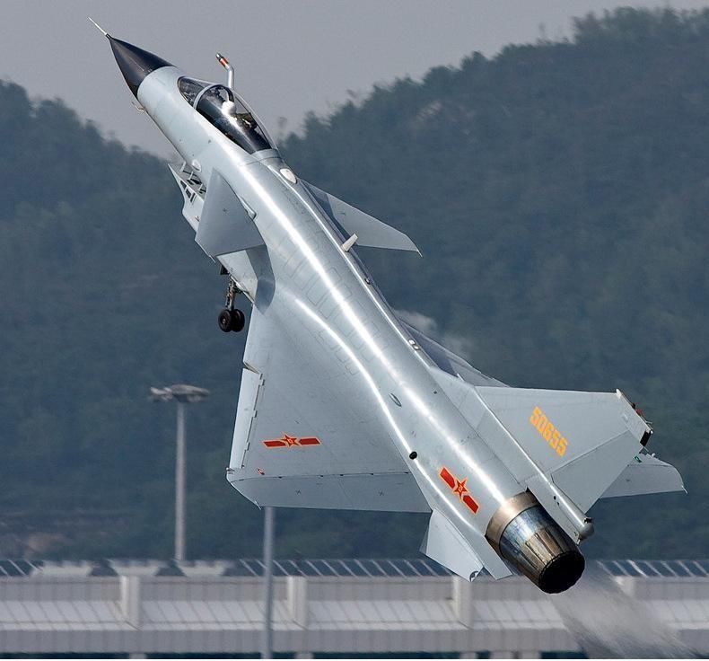 歼-10战斗机的油耗是多少?看完这组数据就明白