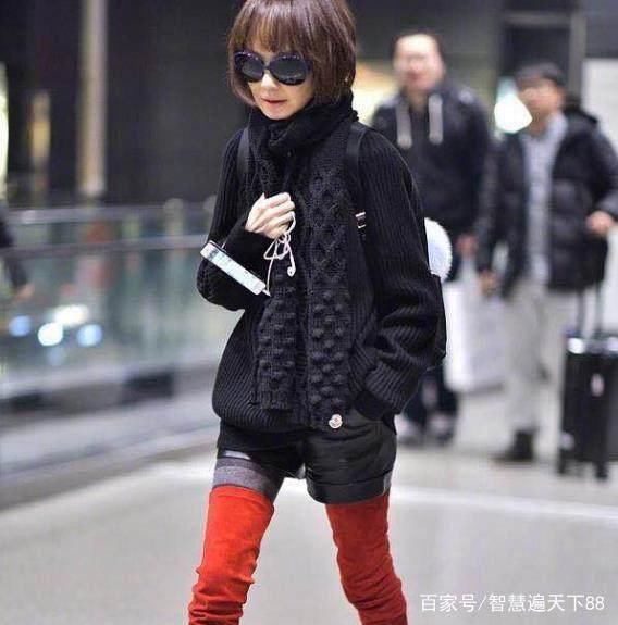 48岁陈鲁豫近照曝光 宽松牛仔裤修饰身材 十分