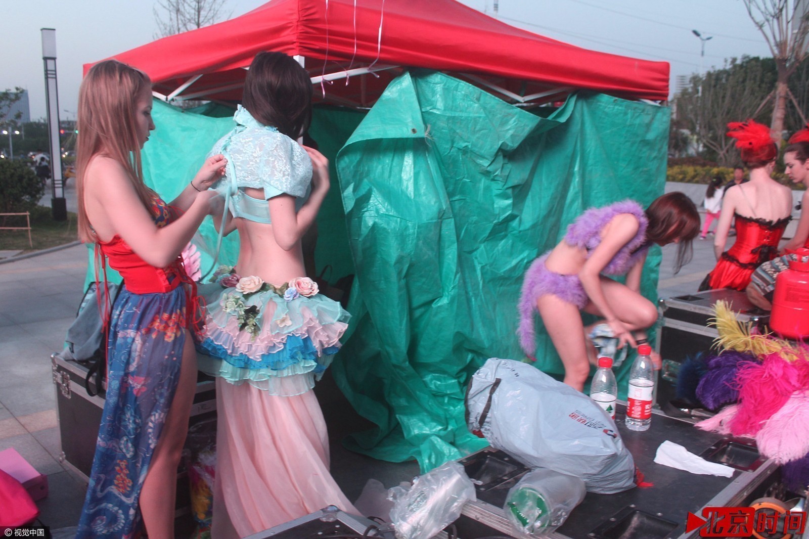 山东洋模当街换衣遭围观 劝别拍照说汉语谢谢 山东洋模当街换衣遭围观 劝别拍照说汉语谢谢