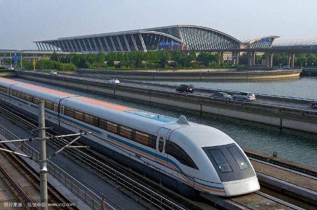 美国网友热议中国高铁和经济,悄然间中国科技