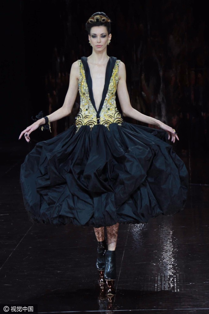 2016年07月03日,巴黎,2016秋冬高定时装周guo pei专场秀.