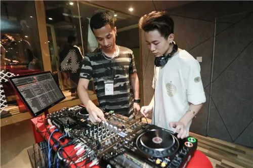 广东如何选择艺人吉他培训中心?深圳合纵文化