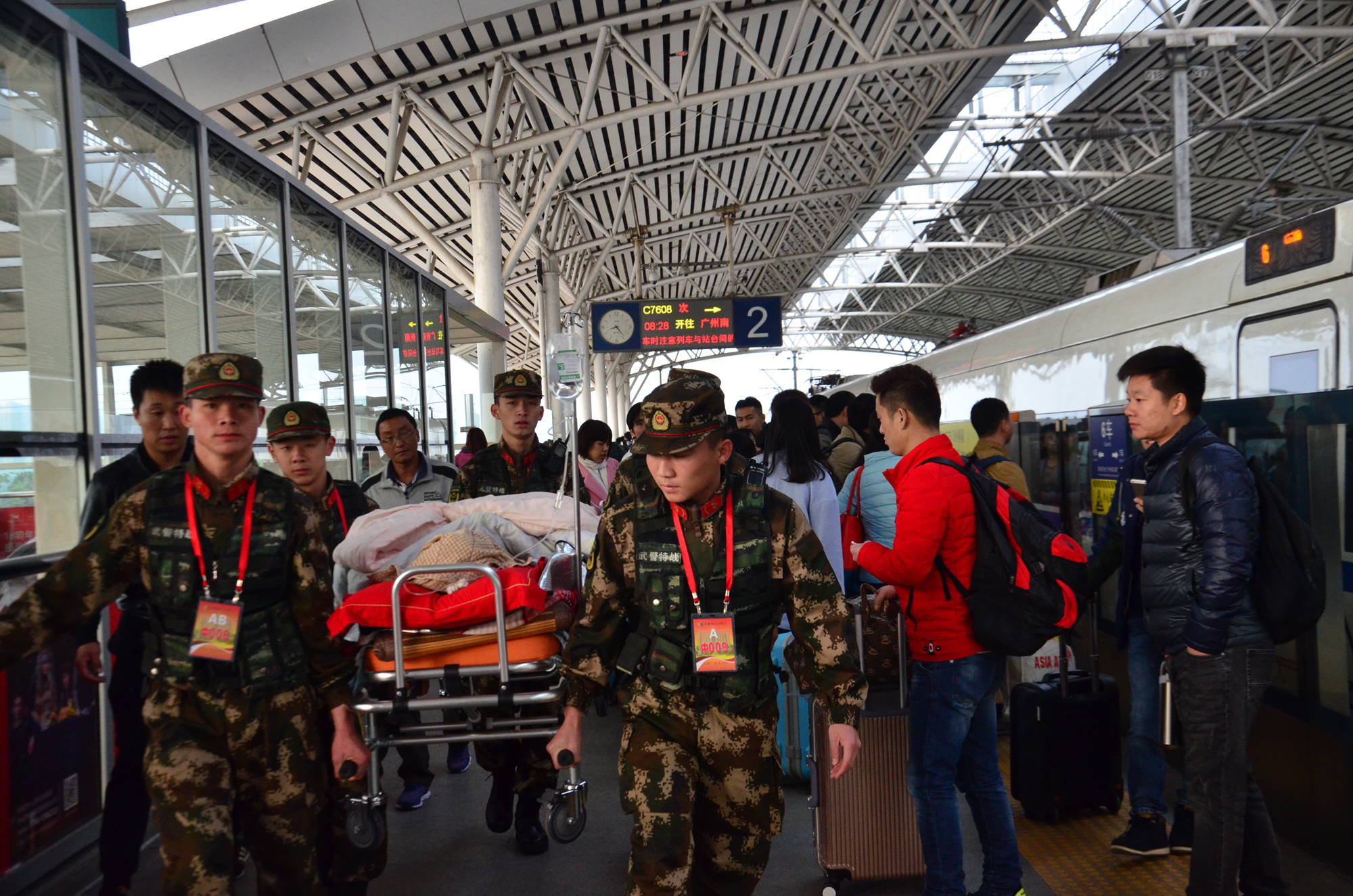 1月21日,正在中山北站执勤的武警广东总队官兵紧急救助一名突发脑梗的老人。边树军摄