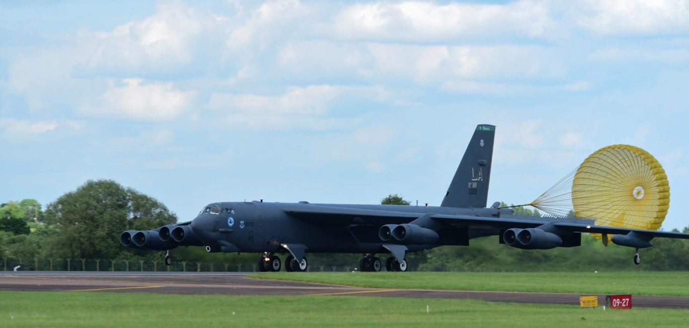 6月3日,3架美國空軍第2聯隊的b-52h戰略轟炸機飛抵英國費爾福德基地