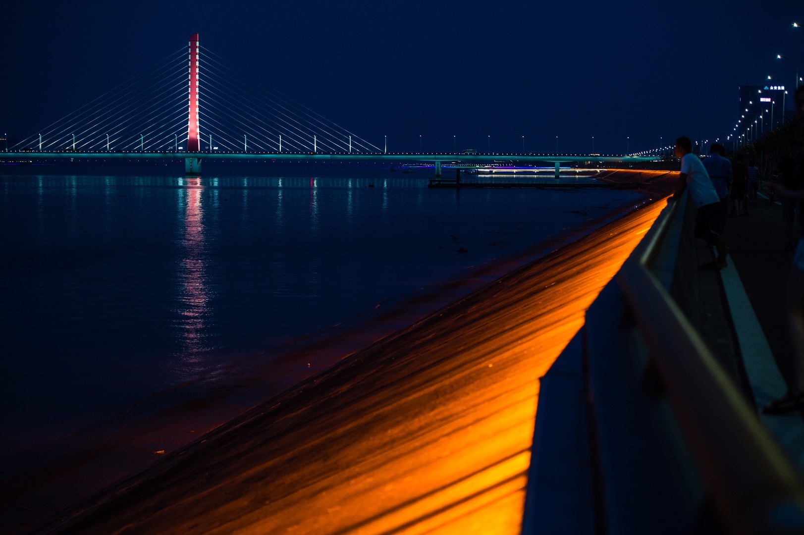 杭州钱塘江夜景（8月31日摄）。 新华社记者李响摄