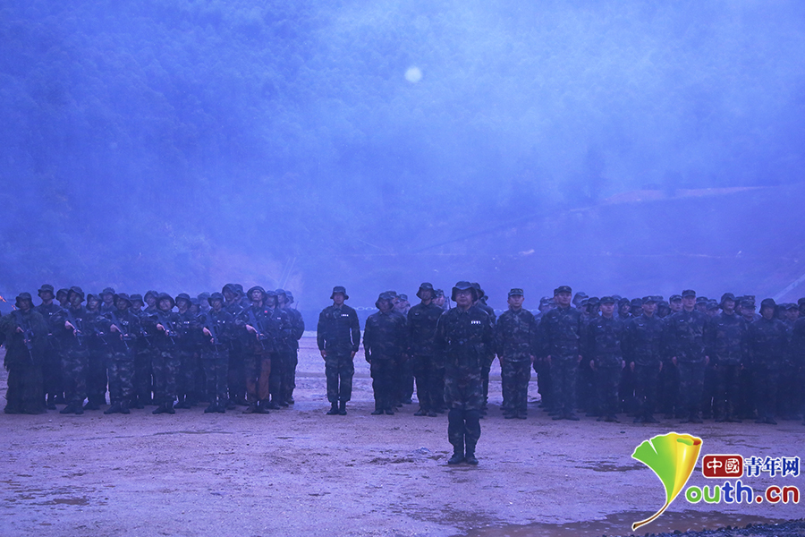 火箭军战士迅速翻跃水平悬梯。 中国青年网记者 卢冠琼 摄