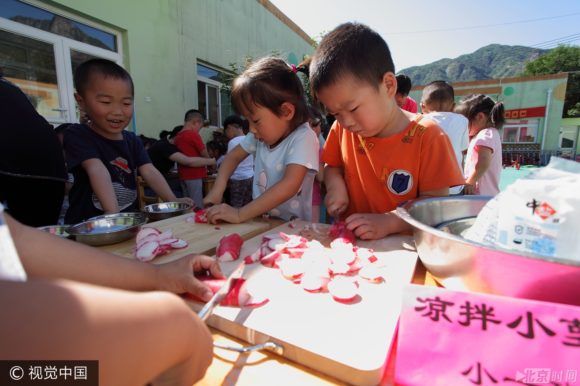活动现场内容丰富,小孩子们都玩疯了, 孩子们用雄黄酒在小孩脑门上画王字、用艾草编花环、包粽子、制作香囊、画钟馗、赛龙舟等精彩不断, 孩子们的笑声充满着整个校园。