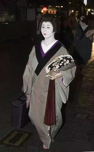 为什么日本人身材矮小并且腿不直?日本人称:长