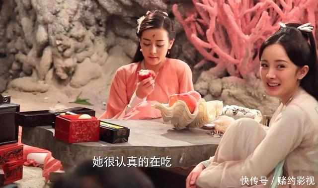 杨幂吃西瓜呆萌,baby吃的高雅,却被可怜想吃瓜